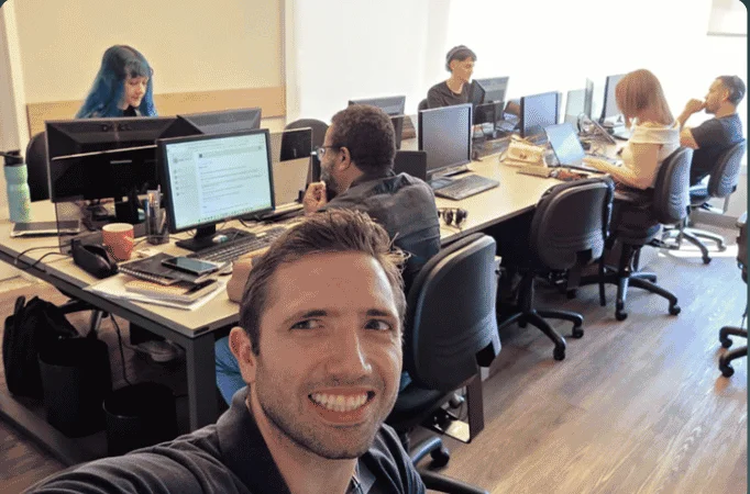 Equipe da Unimagem trabalhando no escritório em Bauru